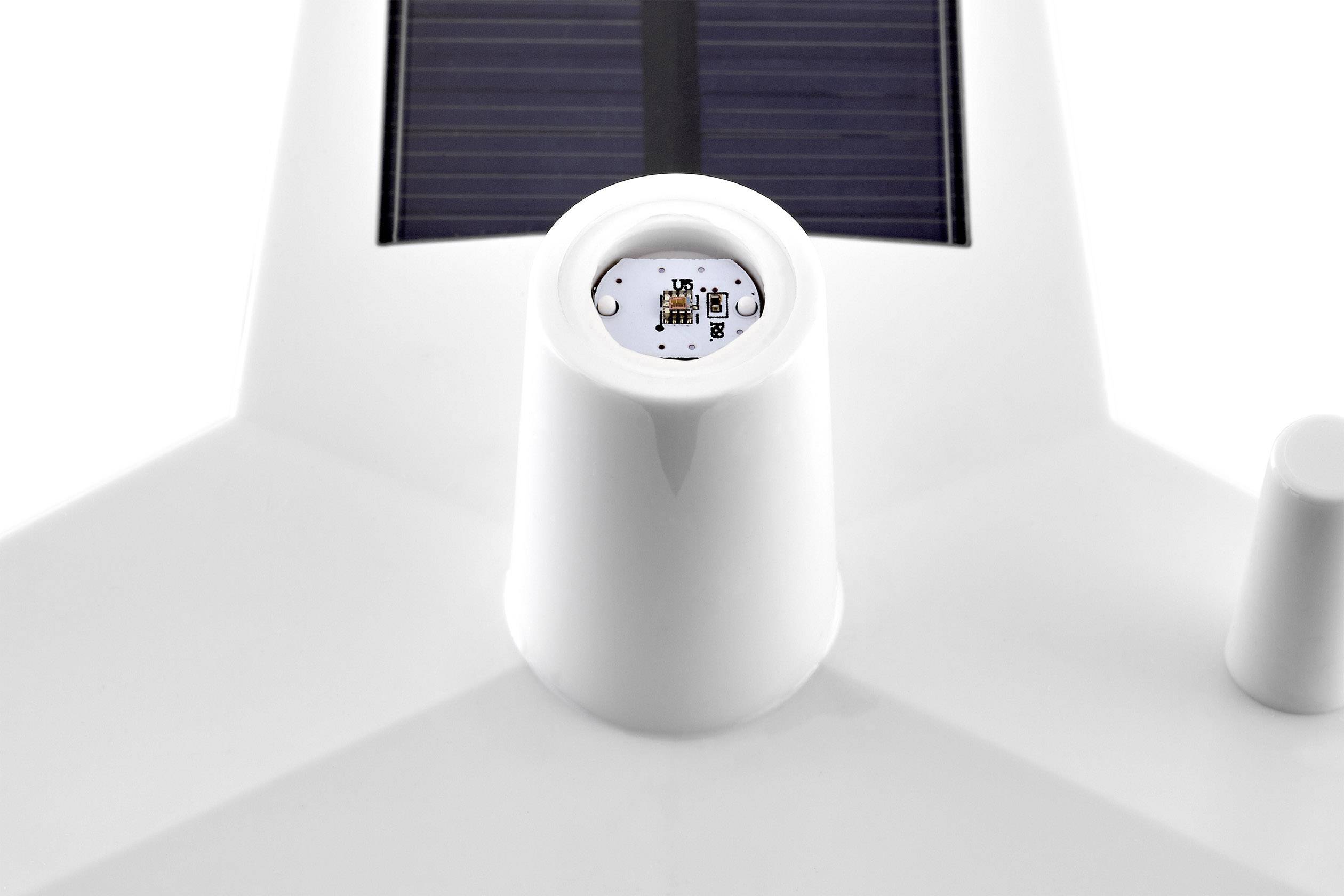 Unité technologique blanche avec un panneau solaire visible et des capteurs en surface, conçue pour des applications solaires extérieures.