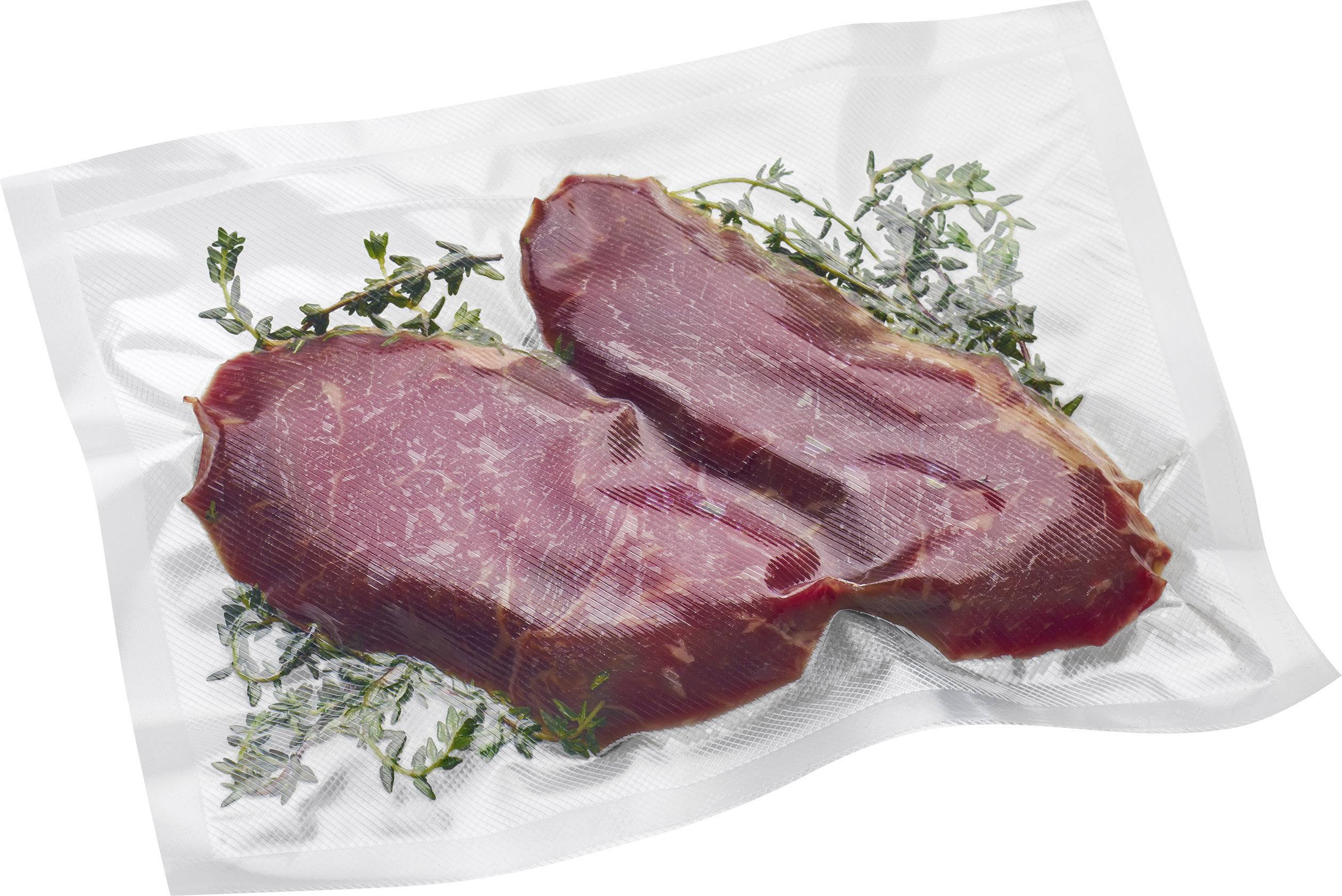 Deux tranches de viande sous vide aux herbes, dans un film plastique transparent.