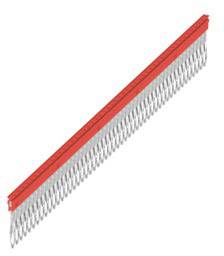 Bande de clouage en vue longitudinale, guide en plastique rouge, nombreux clous argentés en dessous, accessoire typique pour cloueur pneumatique.