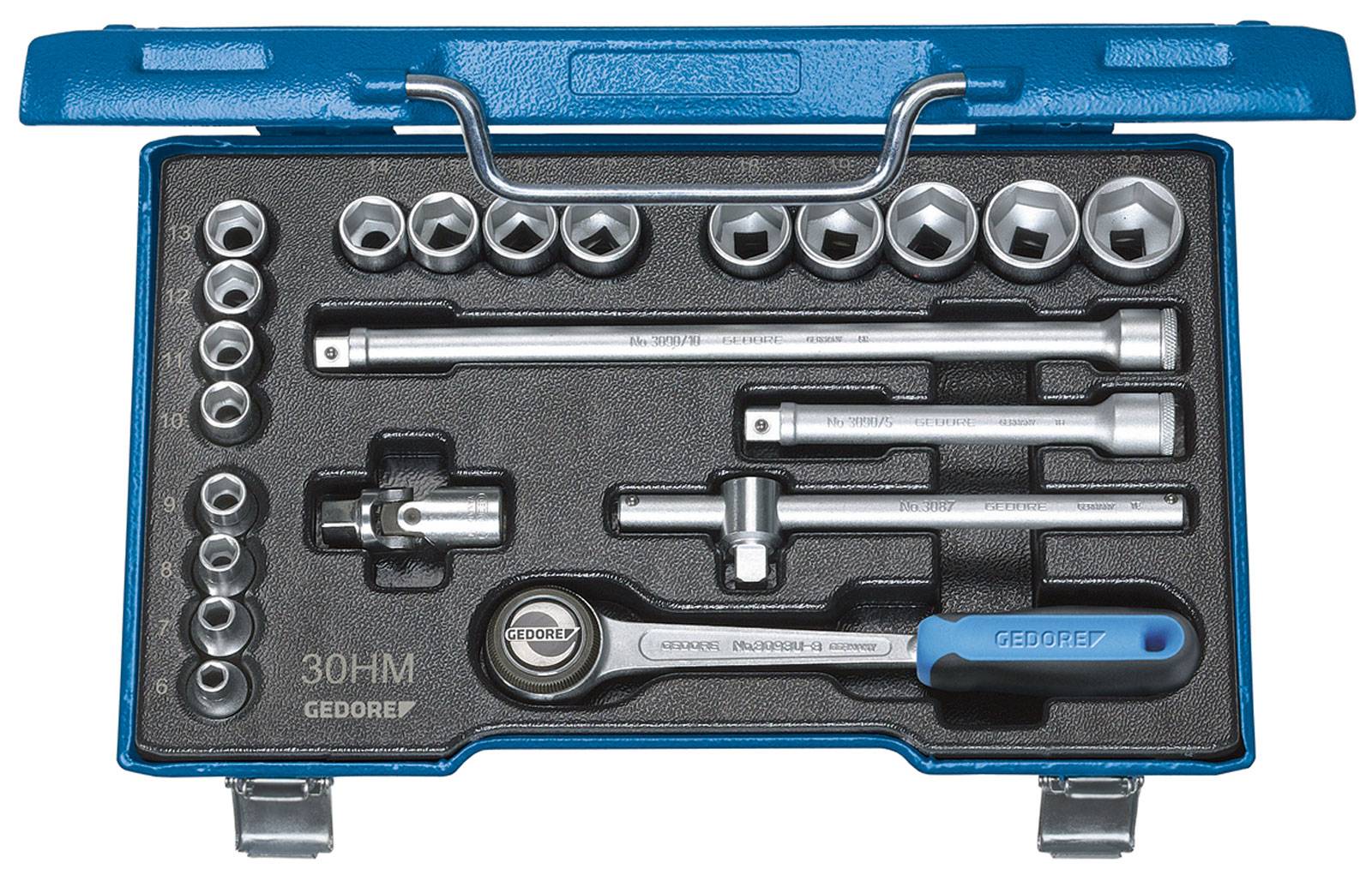Une boîte à outils bleue, le couvercle ouvert, montre un ensemble de clés à douille, une clé à cliquet, des rallonges et des adaptateurs en métal.