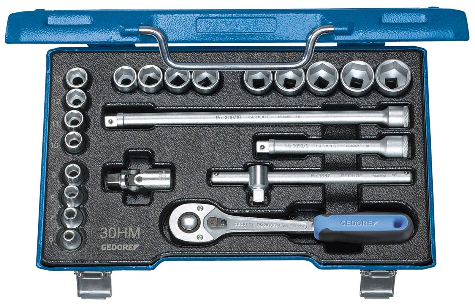 Une boîte à outils bleue avec une clé à cliquet, des douilles et des rallonges. Les outils sont rangés et facilement accessibles.