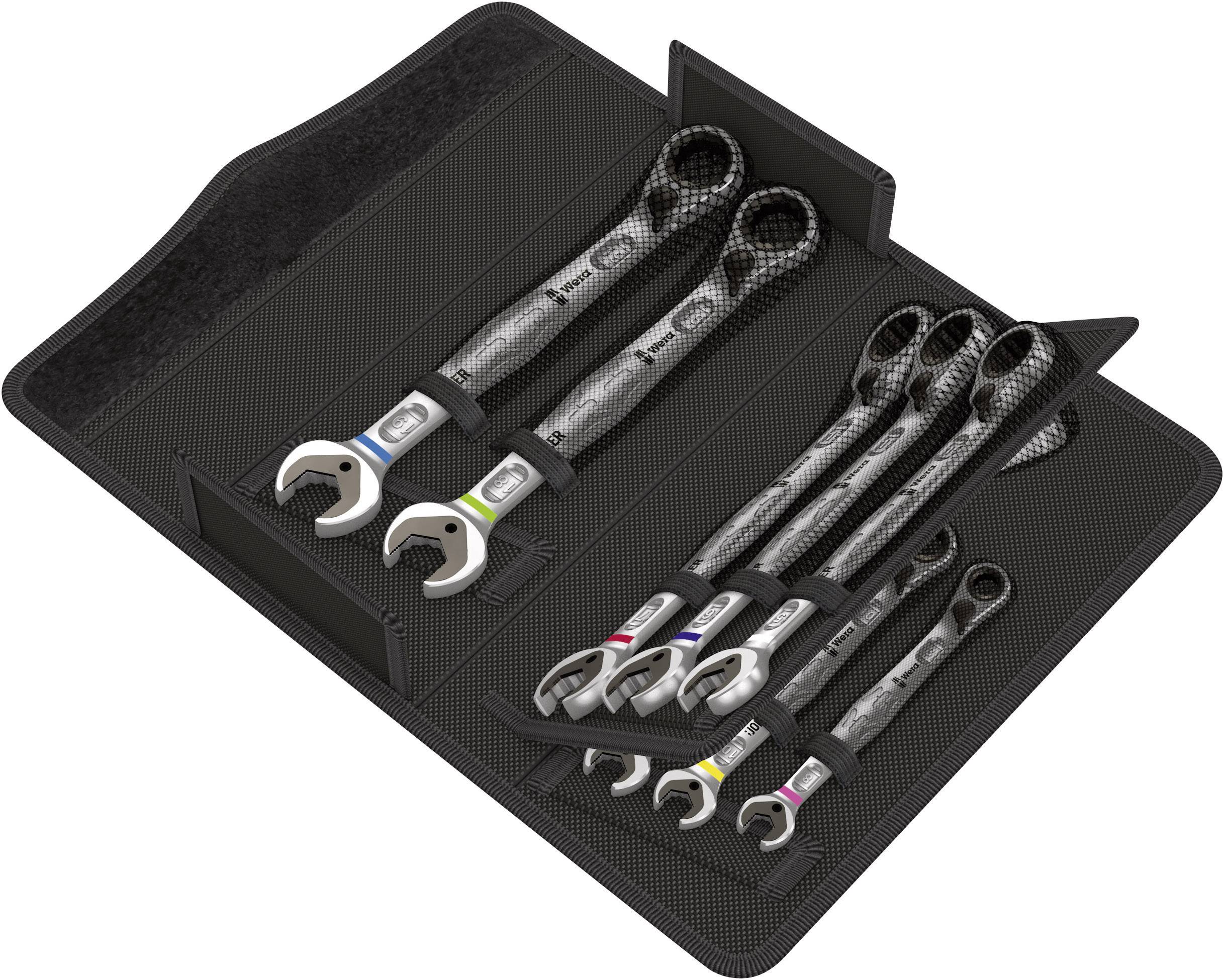 Un ensemble de clés plates de différentes tailles disposées sur un tapis d'outils noir.