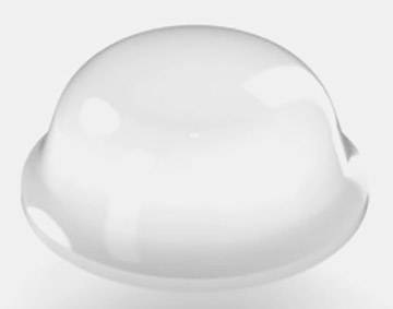 Un objet sphérique transparent et brillant devant un arrière-plan neutre.