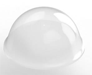 Un couvercle en plastique transparent en forme de demi-sphère sur un fond blanc.