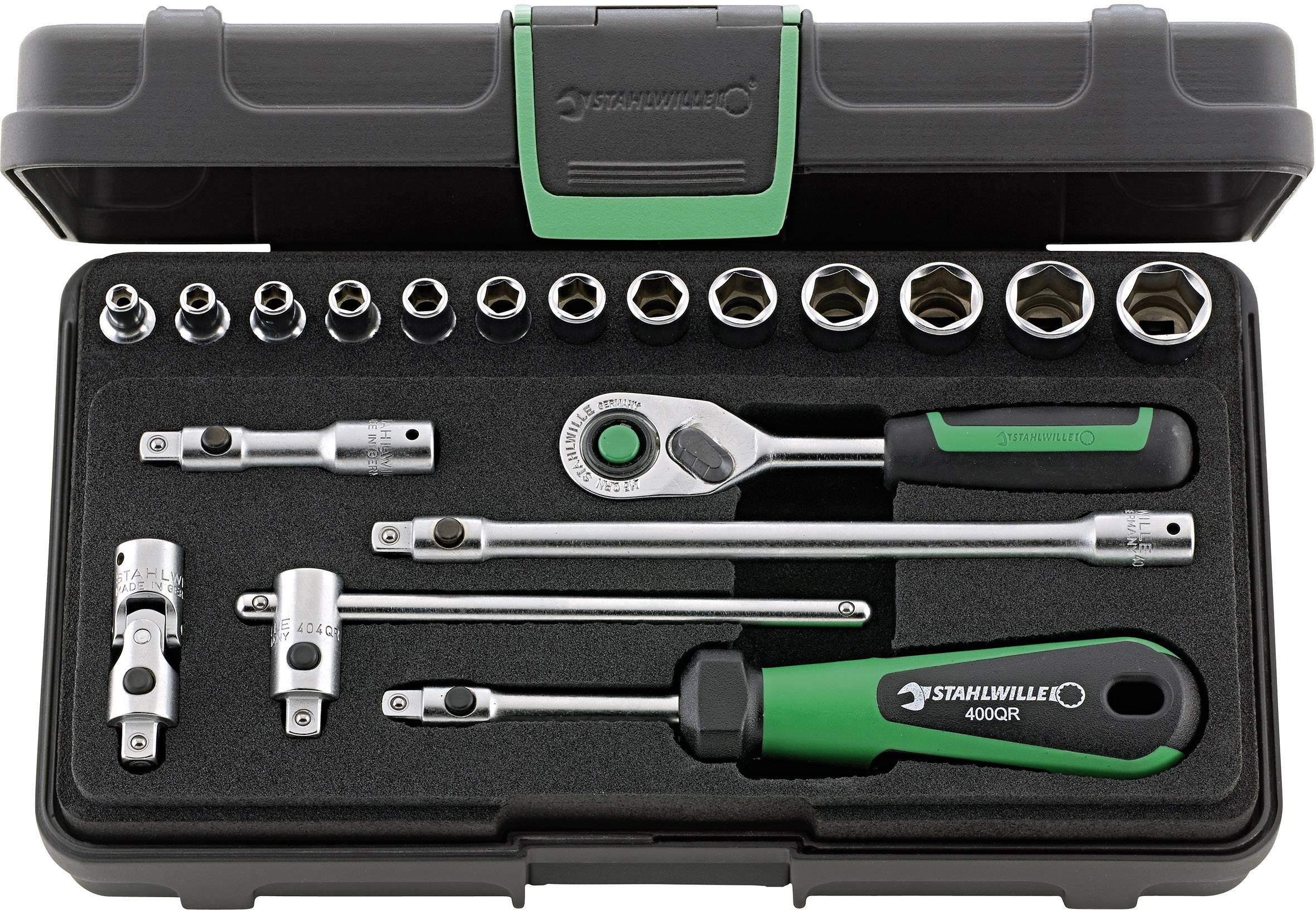Coffret à outils comprenant un jeu de clés à douille, avec une clé à cliquet, des rallonges et différents embouts, dans un boîtier en plastique.