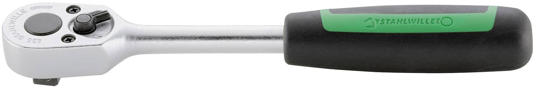 Une clé à cliquet en argent avec une poignée noire et verte, adaptée pour serrer ou desserrer des vis et des écrous.