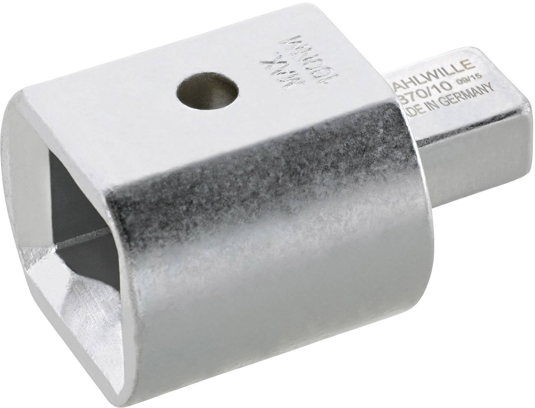 Adaptateur métallique avec ouverture carrée et hexagonale, servant à connecter différentes tailles d'outils.