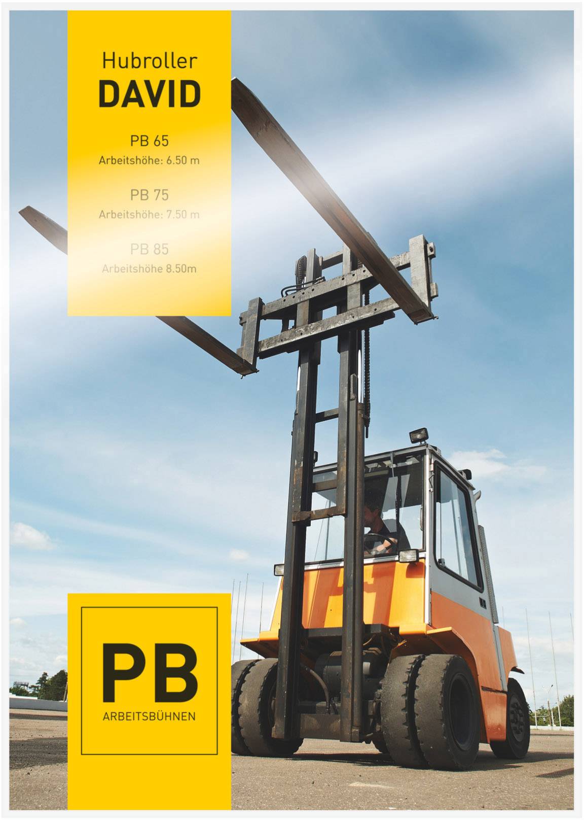 Un chariot élévateur soulève une palette en bois. Des boîtes jaunes indiquent les modèles et les hauteurs de travail : PB 65 (6,50 m), PB 75 (7,50 m), PB 85 (8,50 m).
