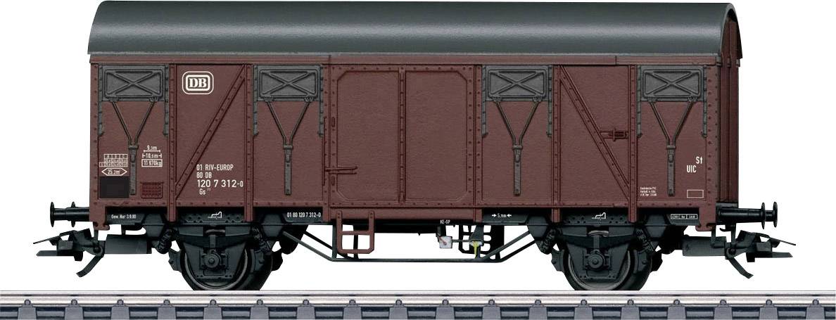 Wagon de marchandises de la Deutsche Bahn de couleur marron sur des rails ferroviaires.