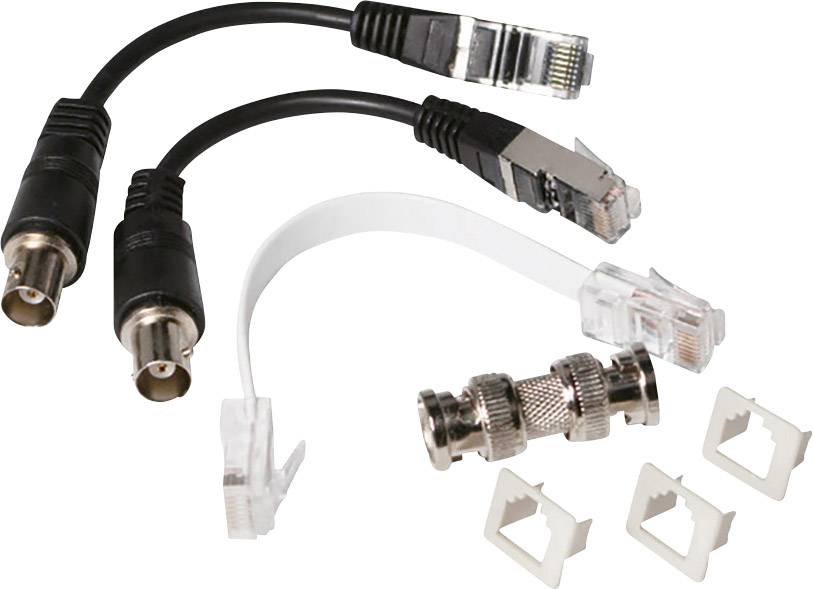 Divers adaptateurs et câbles, incluant des connecteurs RJ45 et coaxiaux, sont disposés côte à côte sur une surface blanche.