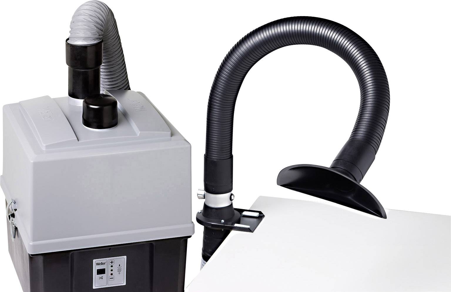 Un extracteur de fumée gris-noir avec un tuyau flexible, positionné au-dessus d'une table pour aspirer les vapeurs et les particules.