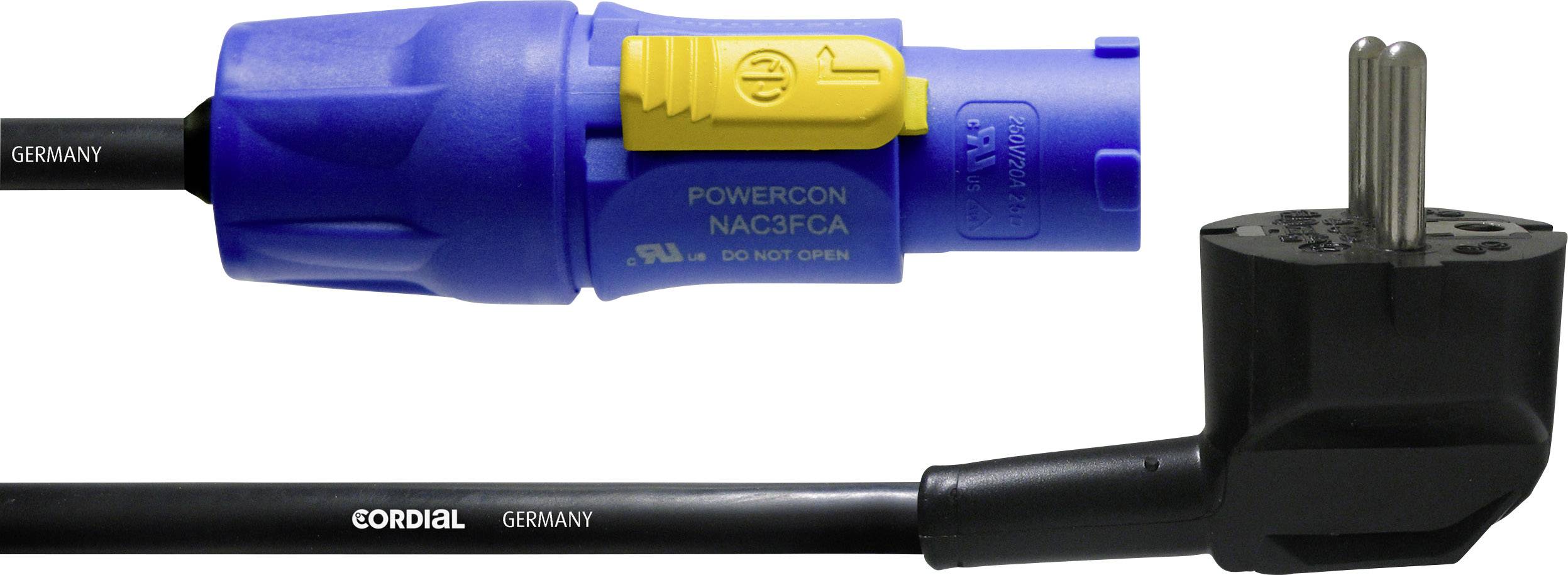 Proximité d'un connecteur PowerCon bleu avec un verrou jaune et d'une prise Schuko noire. Les deux connectés par des câbles Cordial Germany.
