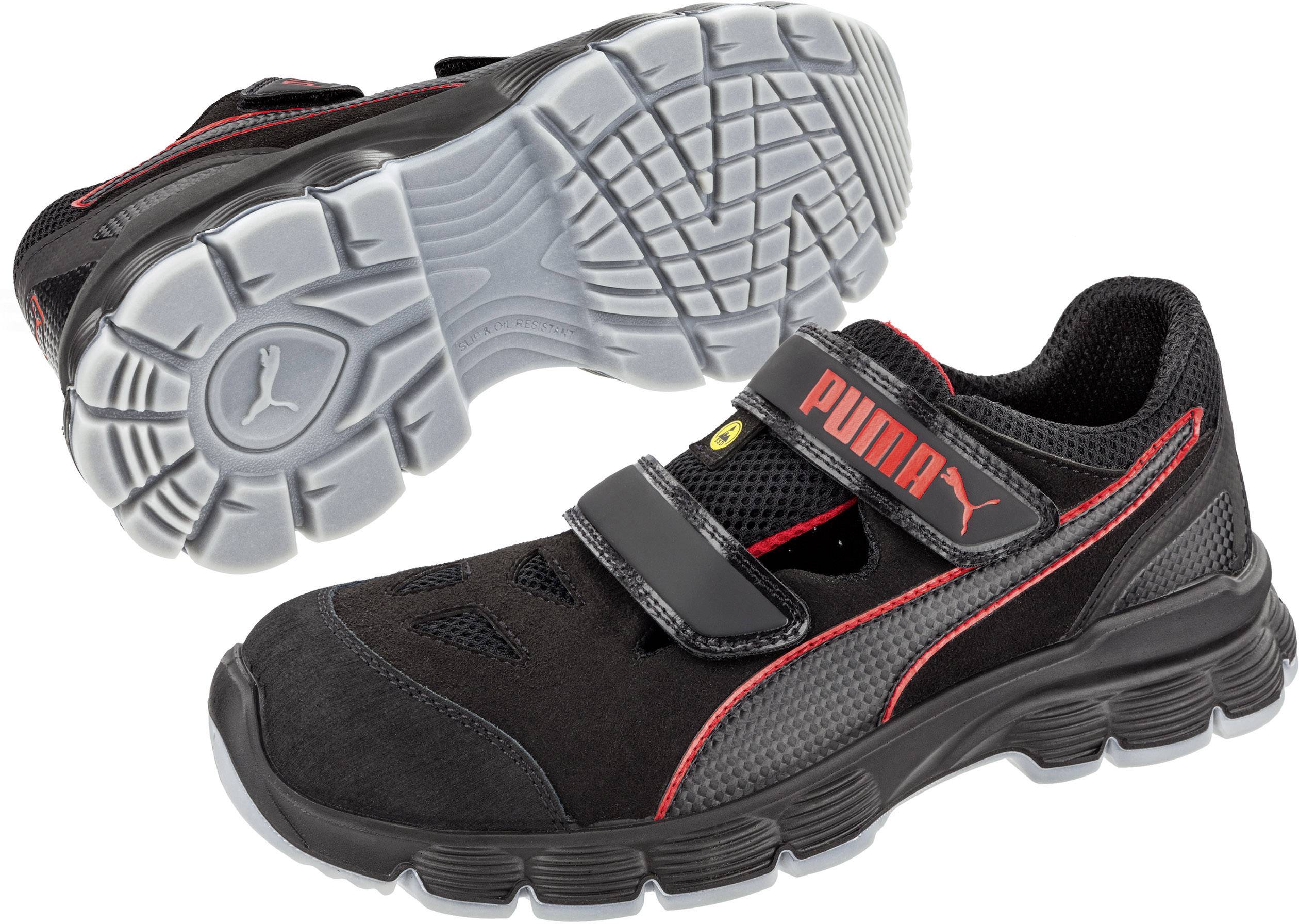 Une paire de chaussures de sport noires à scratch avec le logo Puma rouge, adaptées aux activités sportives ou de loisirs.