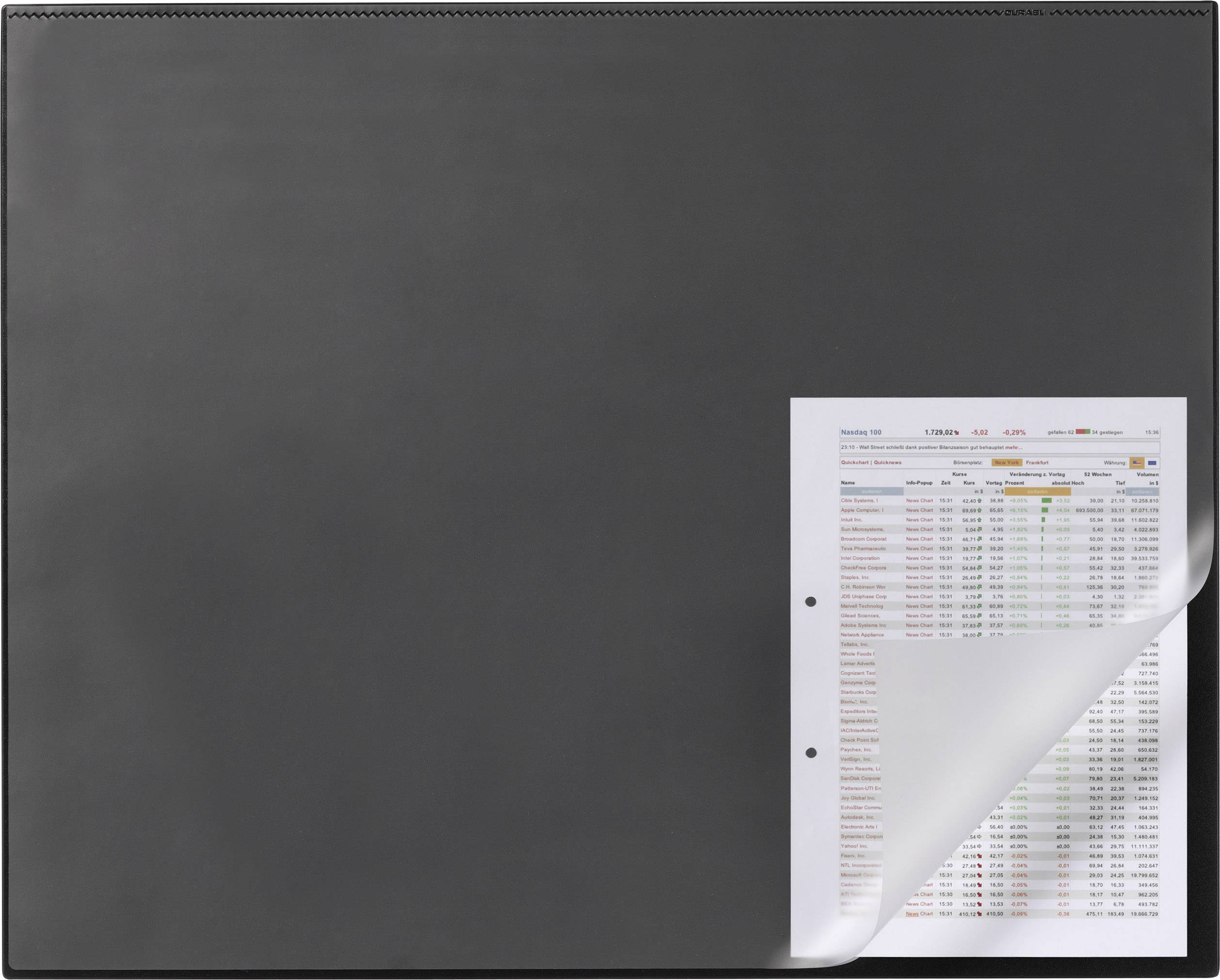 Un sous-main noir avec un coin replié montre un document en biais, à plusieurs colonnes, avec des chiffres et des marquages colorés.