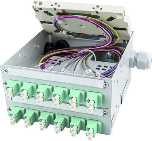 Un boîtier de distribution ouvert avec plusieurs connexions à fibre optique et des câbles colorés reliant des connecteurs orbitaux. Adapté pour les installations réseau.