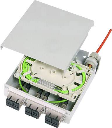 Boîtier de raccordement à fibre optique monté sur mur avec couvercle ouvert, montrant des câbles à fibre optique enroulés, des adaptateurs et des connexions.