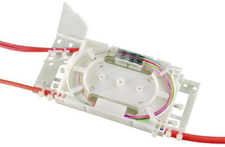 Cassette blanche pour câbles à fibre optique, connectée à des câbles orange, montrant plusieurs connexions de fibres colorées à l'intérieur.