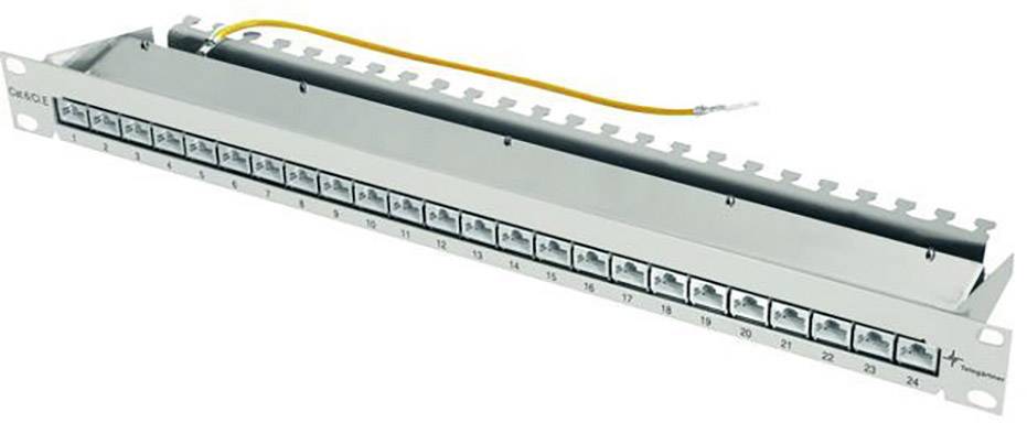 Panneau de brassage avec 24 ports Ethernet, numérotés de 1 à 24. Des rails de guidage et un câble de terre jaune sont installés en haut.