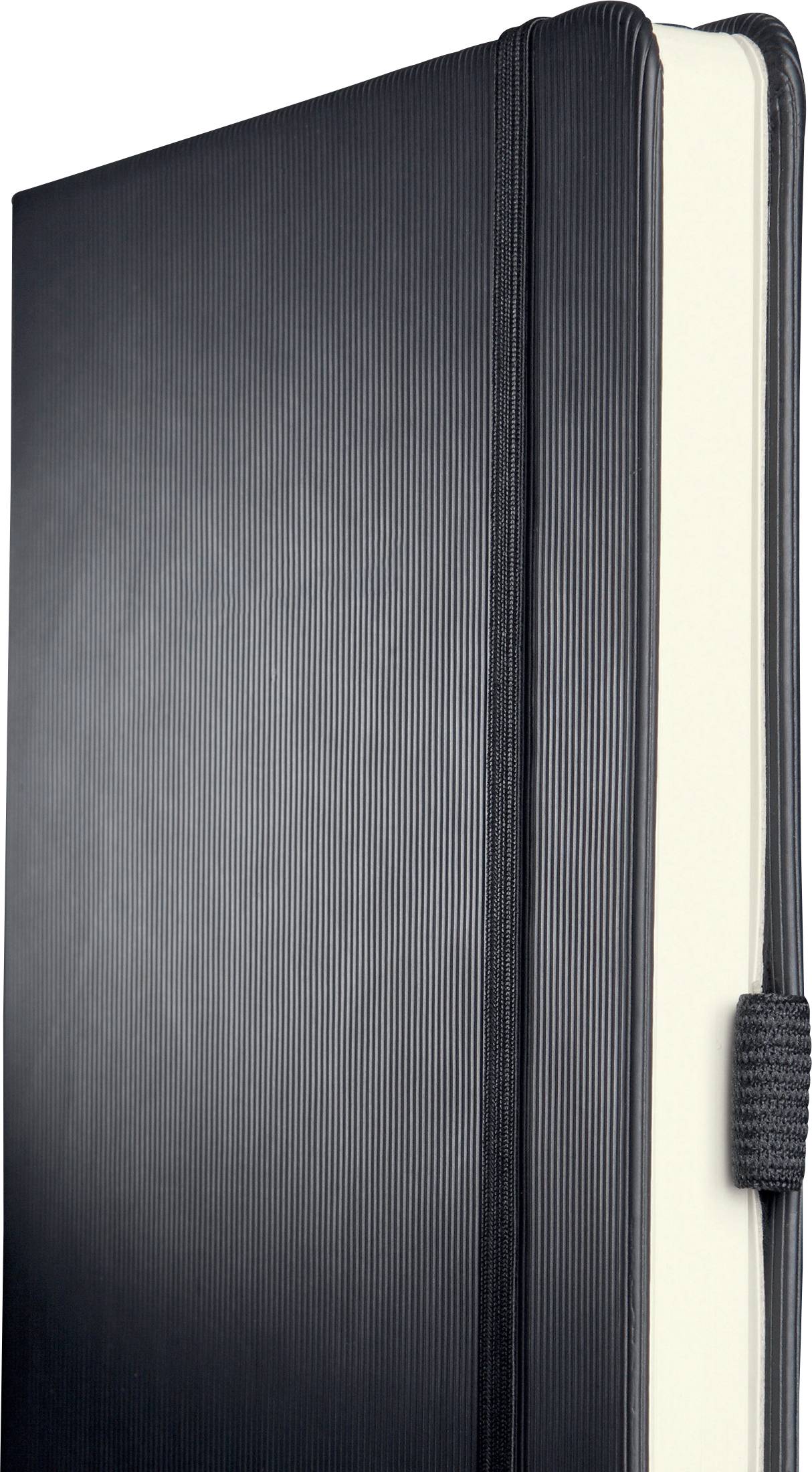 Un carnet noir avec un élastique de fermeture et une couverture légèrement entrouverte est posé verticalement, ses pages vierges attendant d'être remplies.