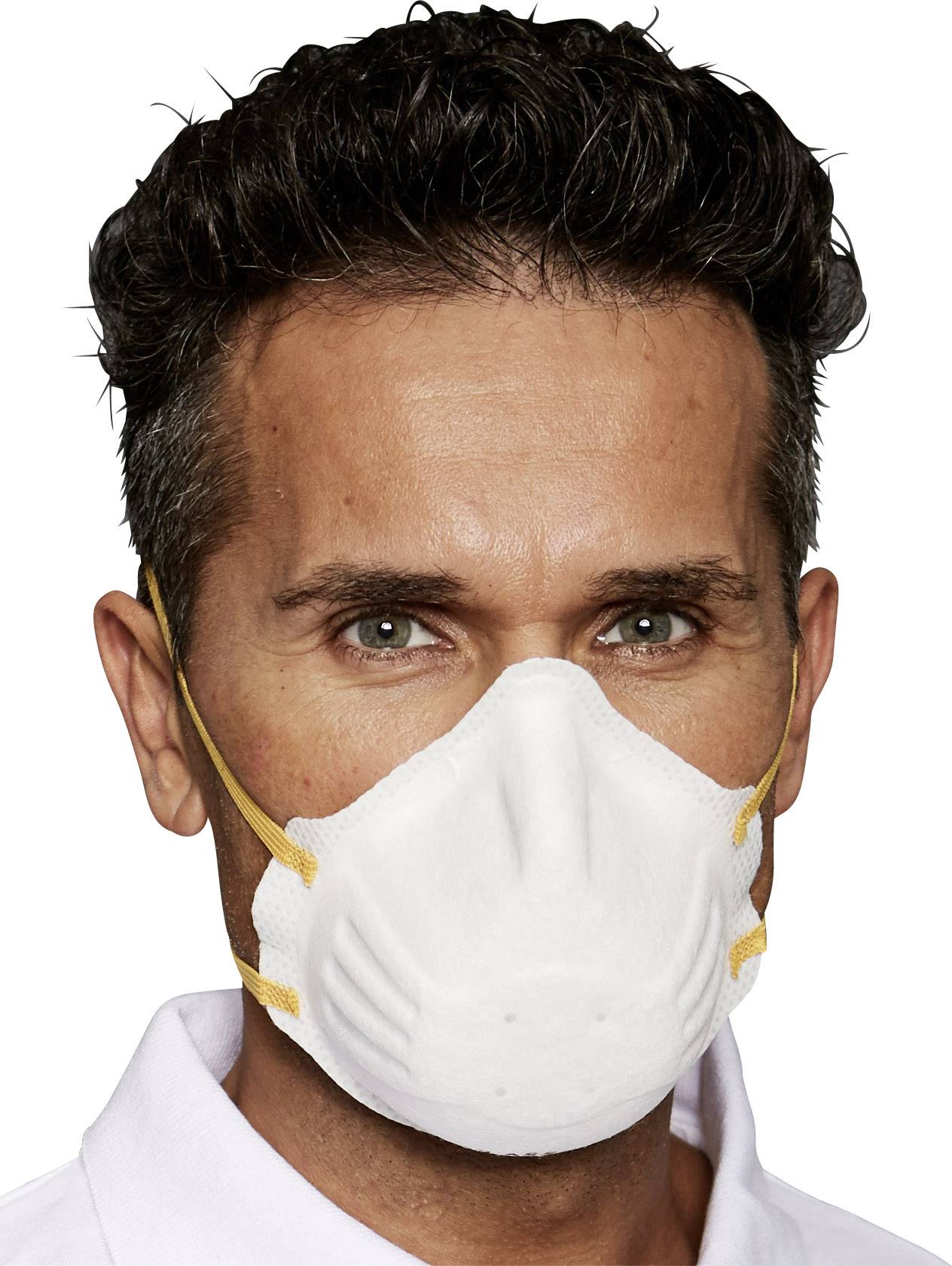 Une personne porte un masque de protection blanc avec des bandes jaunes.