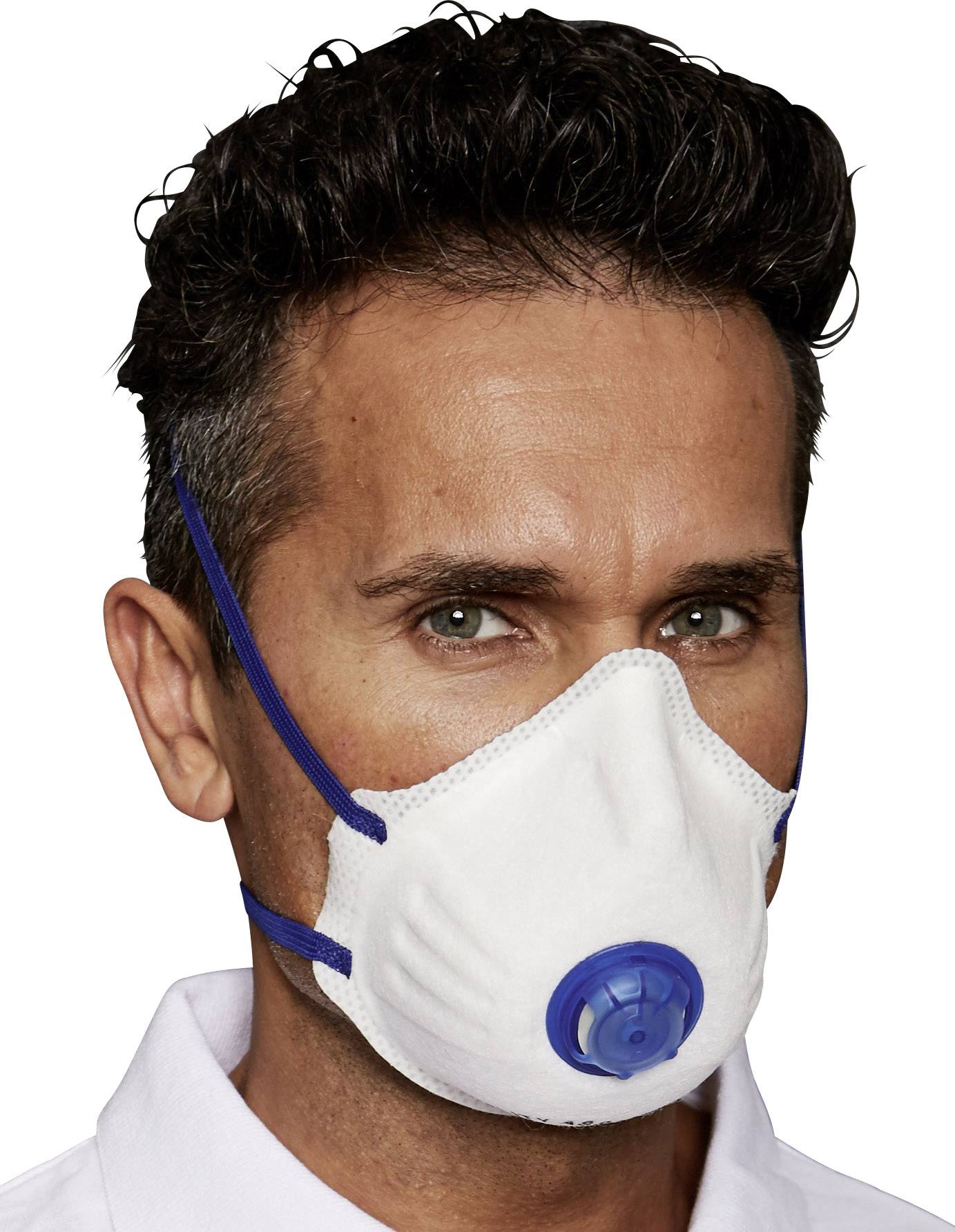 Un homme porte un masque de protection respiratoire blanc avec des bandes bleues et une valve à l'avant.