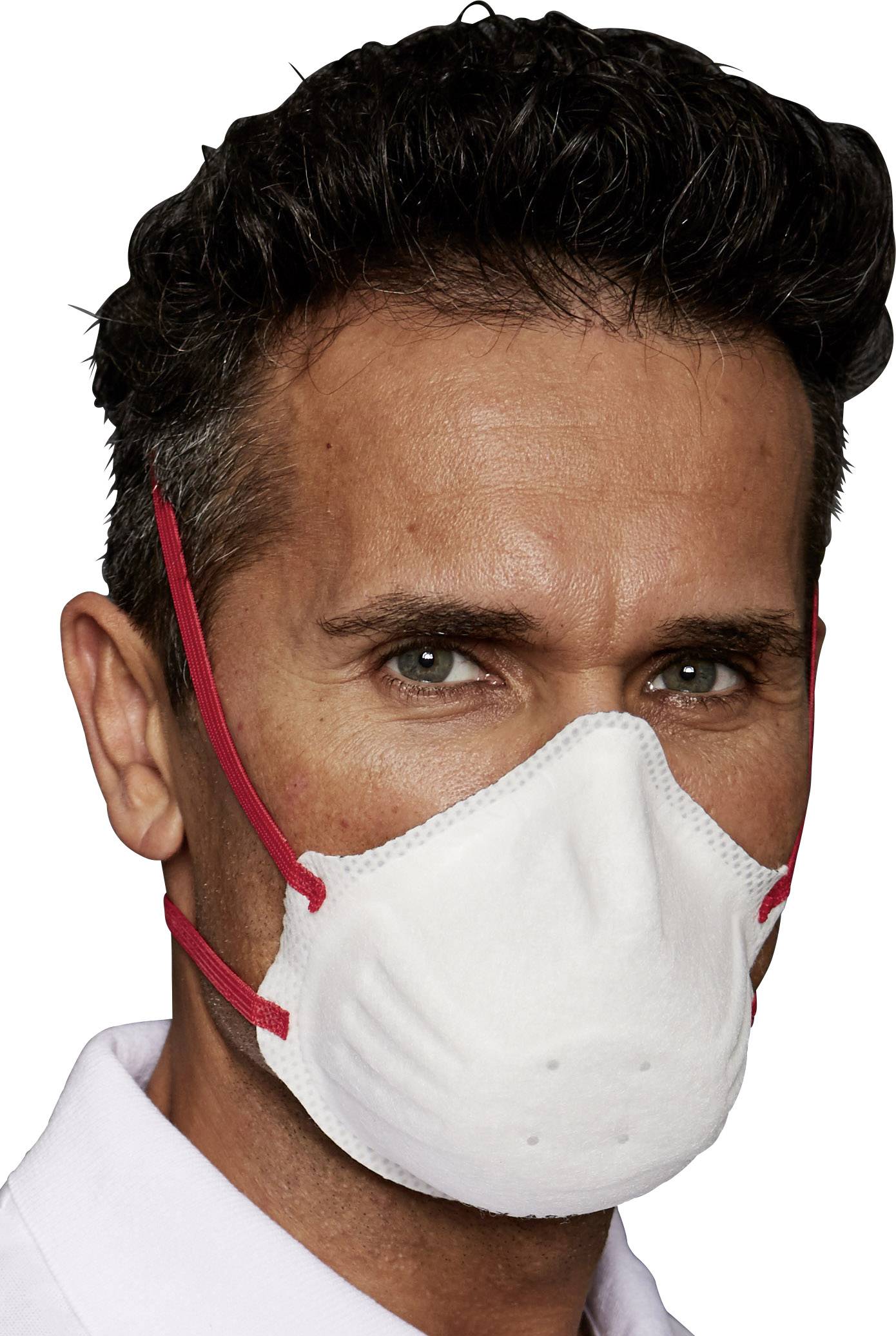 Une personne porte un masque de protection blanc avec des rubans rouges. Seule la tête est visible, le fond est neutre.