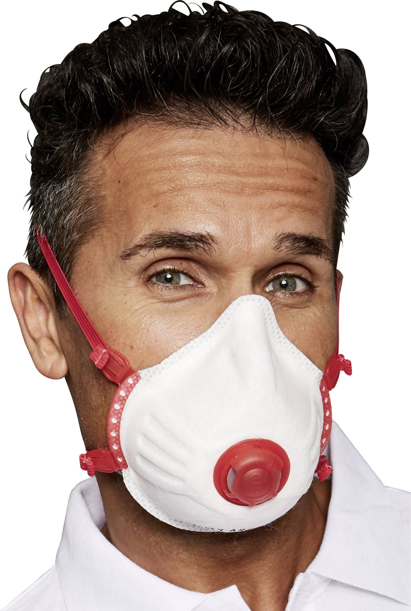 Un homme porte un masque de protection respiratoire blanc avec une valve rouge.