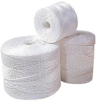 Trois rouleaux blancs en plastique de différentes tailles, empilés les uns sur les autres.