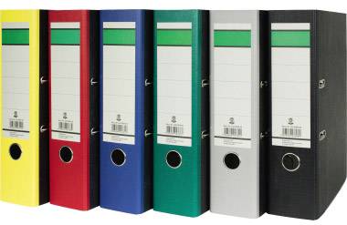 Classeurs de différentes couleurs (jaune, rouge, bleu, vert, gris, noir) alignés, chacun portant une étiquette de titre.