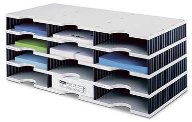 Un classeur à cinq étages en carton gris, avec des compartiments pour des liasses de papier de différentes couleurs : blanc, vert et bleu.