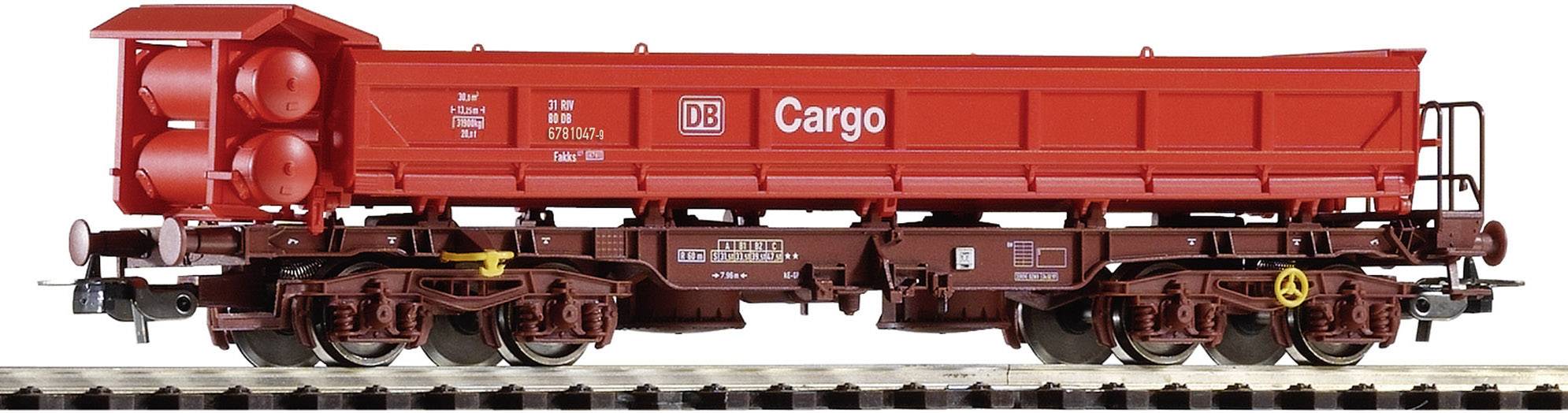 Modèle rouge d'un wagon de marchandises de 'DB Cargo', placé sur des rails, montrant des gros plans des roues et des inscriptions.