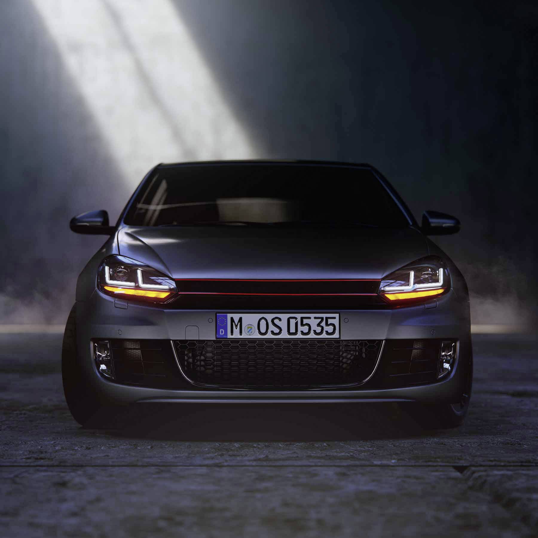 Une voiture sombre est garée sur un parking, illuminée par un unique rayon de lumière venant d'en haut. La plaque d'immatriculation est visible.