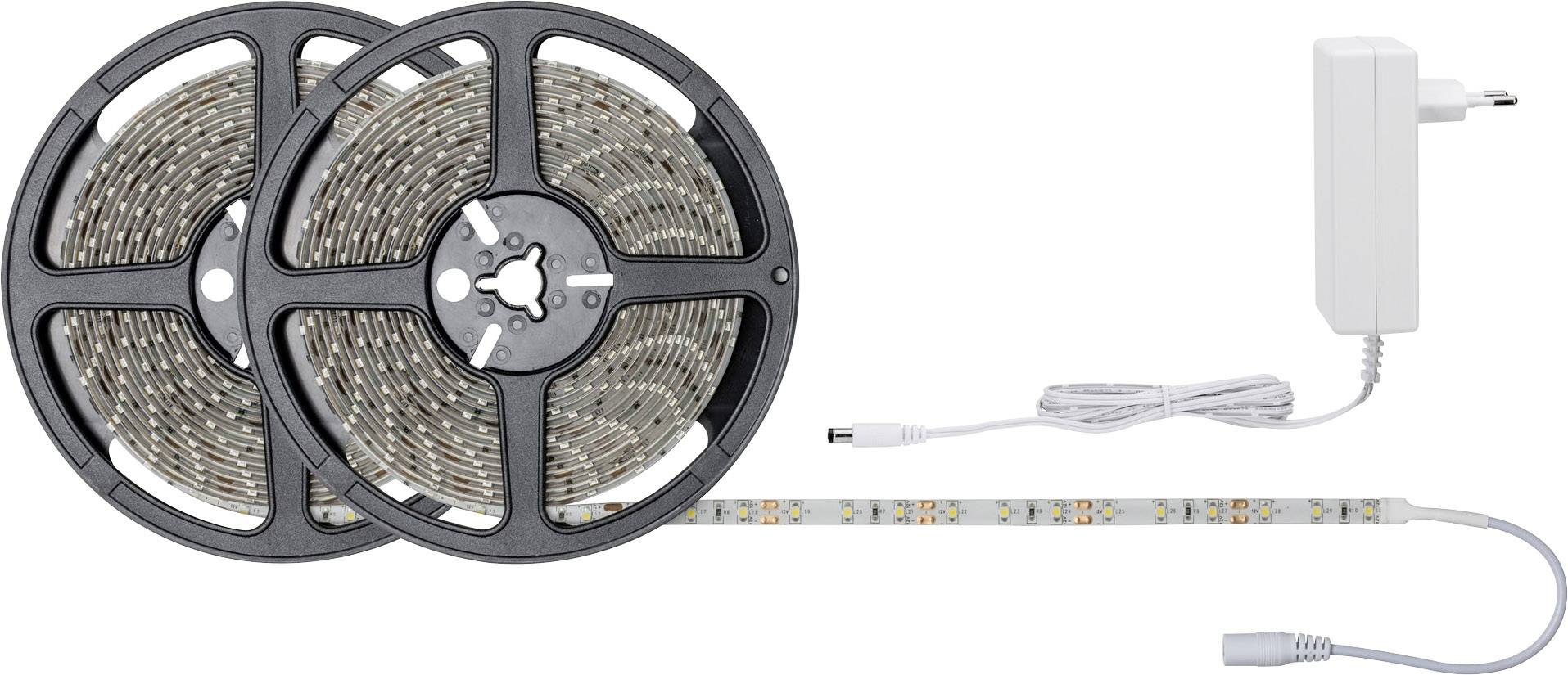 Deux rouleaux de bandes lumineuses LED, reliés à un bloc d'alimentation blanc. Adaptés pour l'éclairage décoratif.