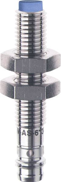 Un capteur cylindrique métallique fixé avec deux écrous hexagonaux. L'extrémité supérieure est coiffée d'un capuchon bleu.