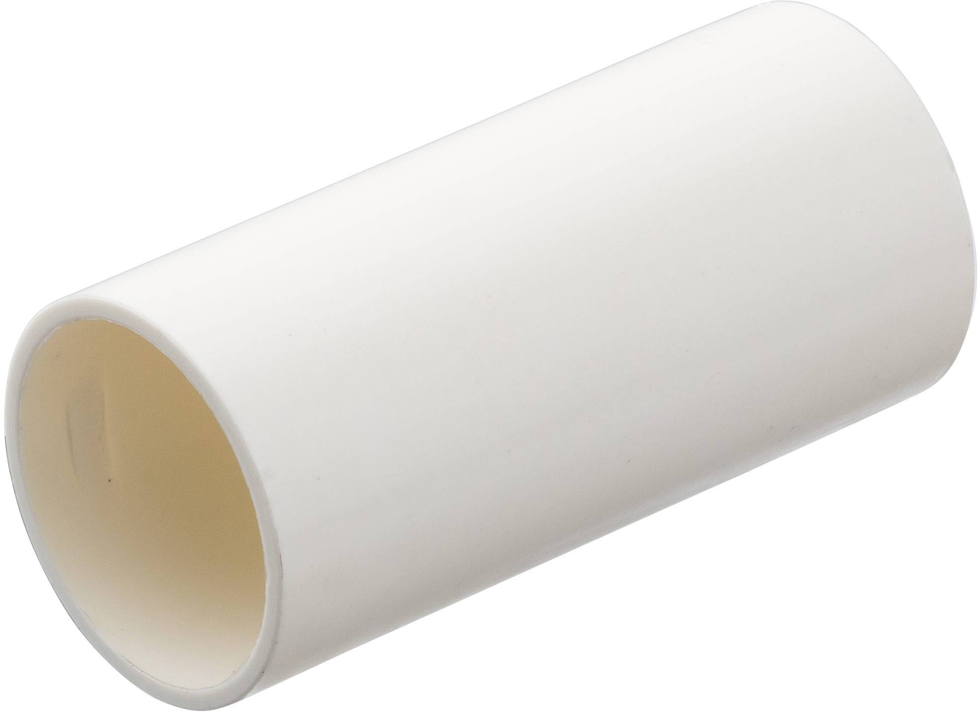 Un tuyau en plastique blanc est posé en diagonale sur une surface blanche.