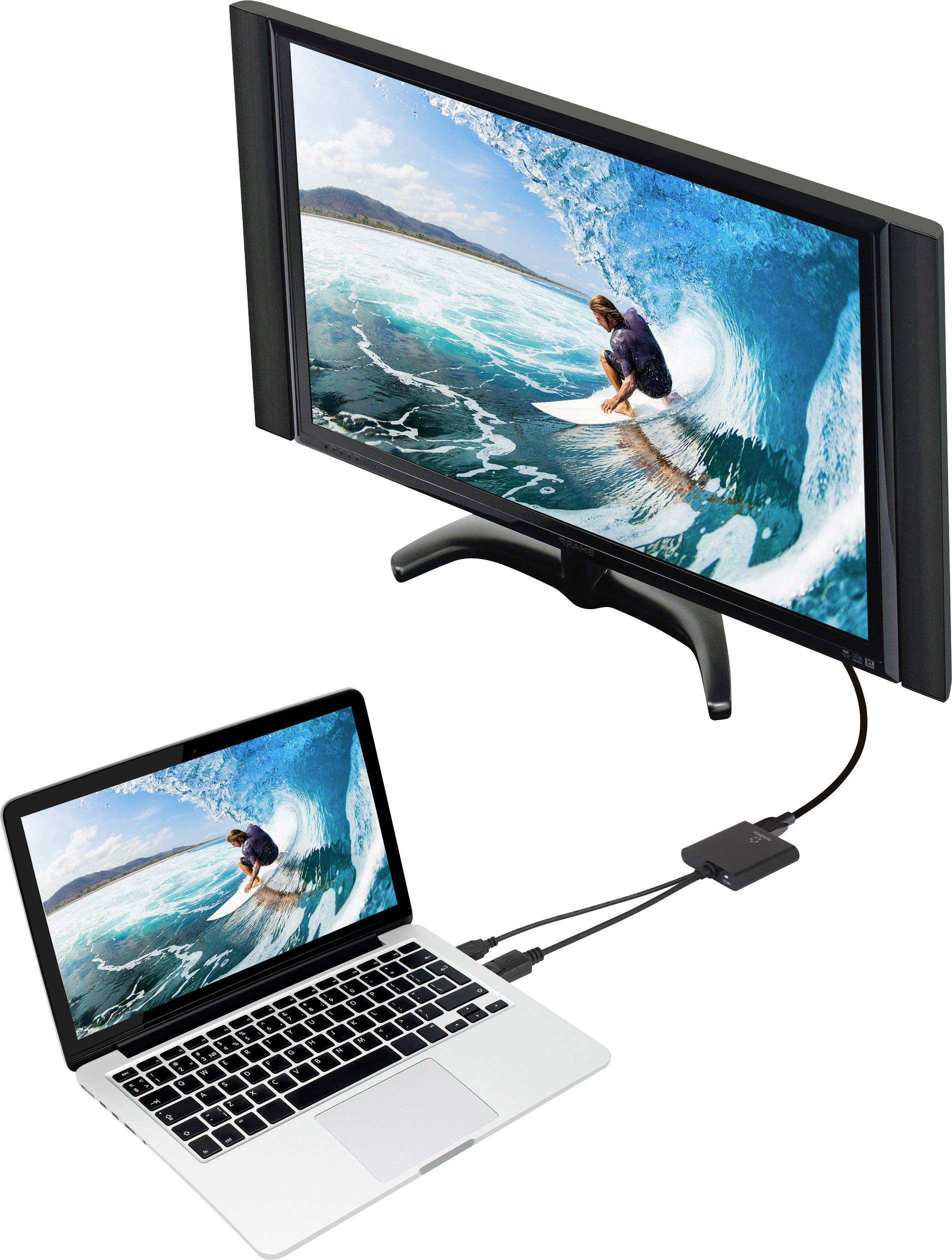 Un ordinateur portable est connecté à un grand écran via un câble. Sur les deux écrans est affiché un surfeur sur une grande vague.