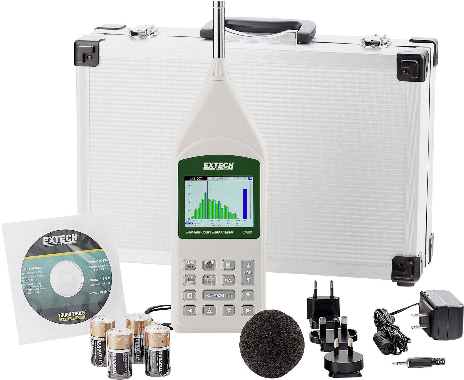 Un ensemble de mesure du niveau sonore comprenant un appareil de mesure, des piles, une housse de microphone, des chargeurs, un CD de logiciel et un coffret de rangement.
