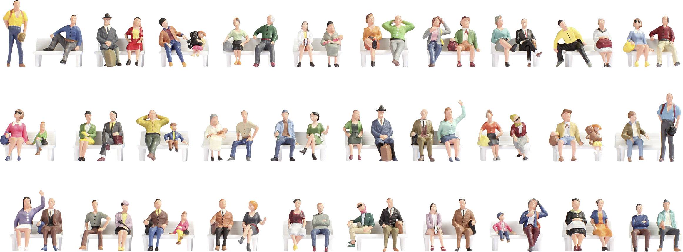 Rangée de figurines miniatures dans différentes poses et tenues, assises côte à côte sur des bancs blancs. Diversité des groupes d'âge et des activités.
