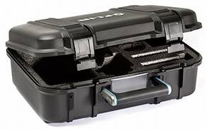Un coffret à outils noir ouvert, avec plusieurs compartiments en plastique robuste. Les fermetures supérieures sont déverrouillées.