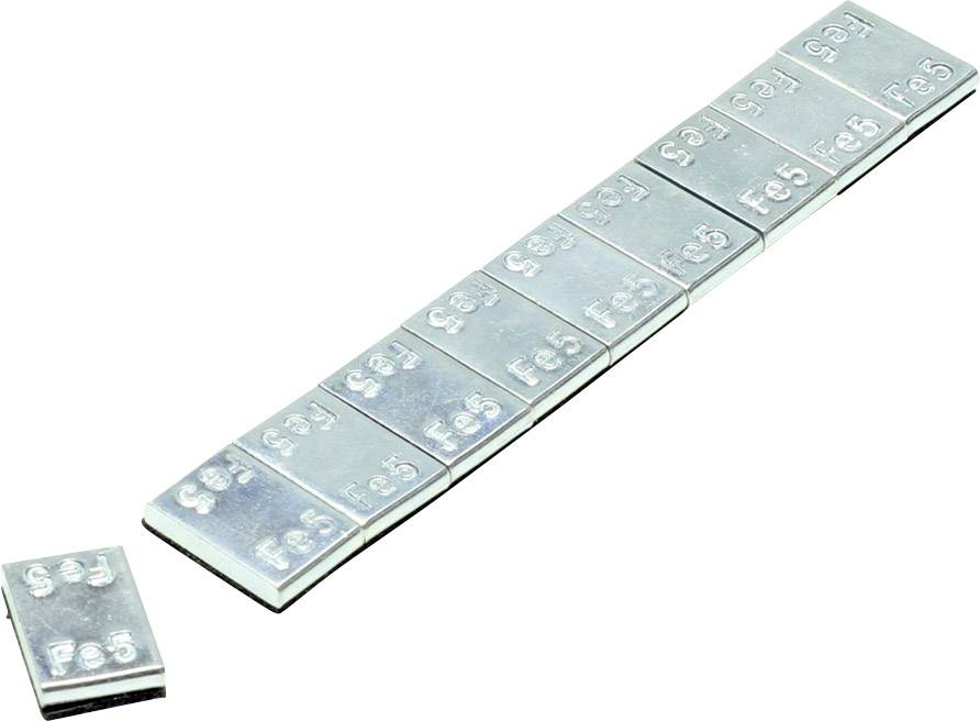 Des poids en métal de forme rectangulaire sont alignés ; ils sont marqués « Fe 5 ».