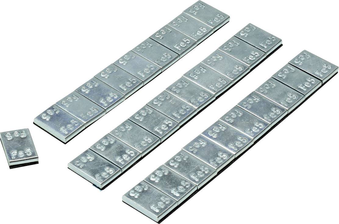Plusieurs longues bandes et une bande courte avec des poids rectangulaires en métal argenté sur un fond blanc.