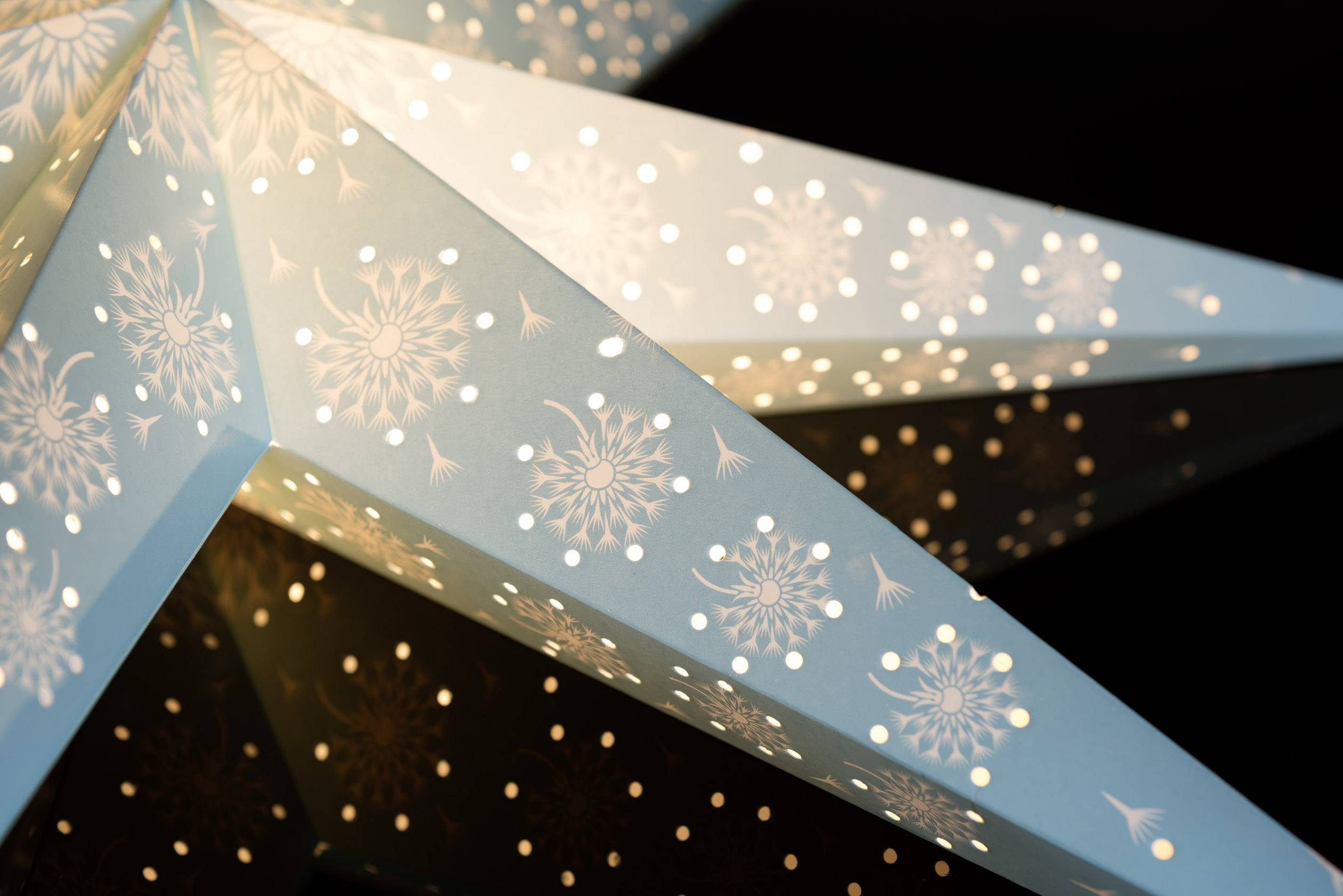 Konstsmide 2933-420 Étoile de Noël Ampoule à incandescence, LED bleu avec motifs découpés, avec interrupteur