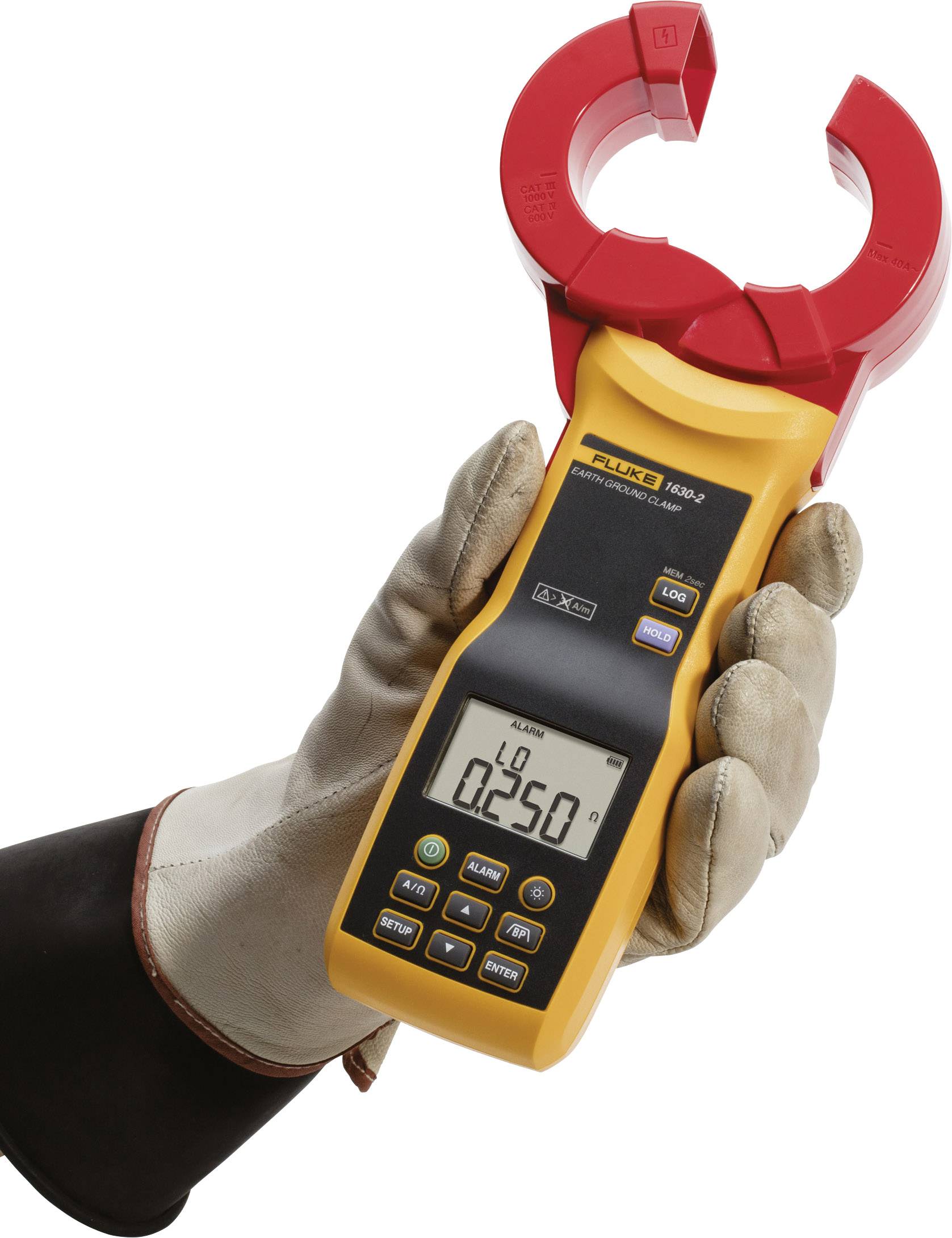 Un appareil de mesure jaune avec une pince rouge, tenu par une main gantée. L'affichage indique la valeur de mesure '0,250'. Appareil de mesure électrique.