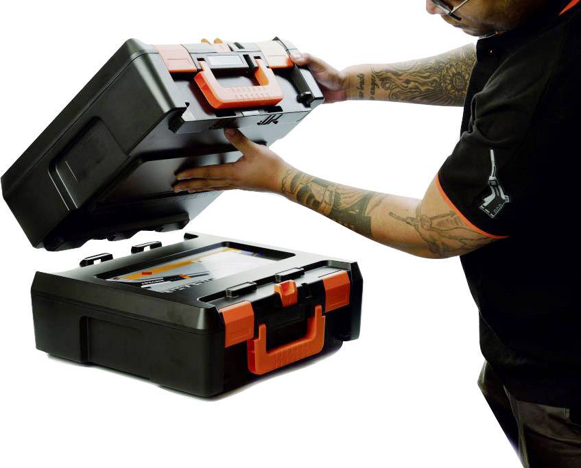 Une personne soulève le couvercle supérieur d'un coffret à outils noir avec des poignées oranges. Le coffret est ouvert et révèle un compartiment.