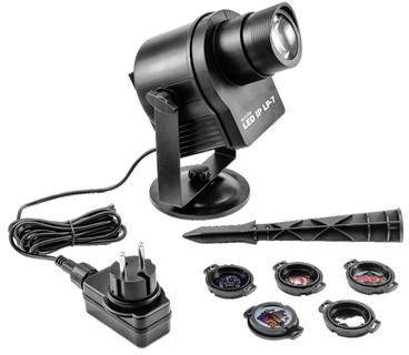 Un projecteur LED avec fiche secteur et quatre différents adaptateurs d'objectif pour s'adapter à diverses projections d'images.