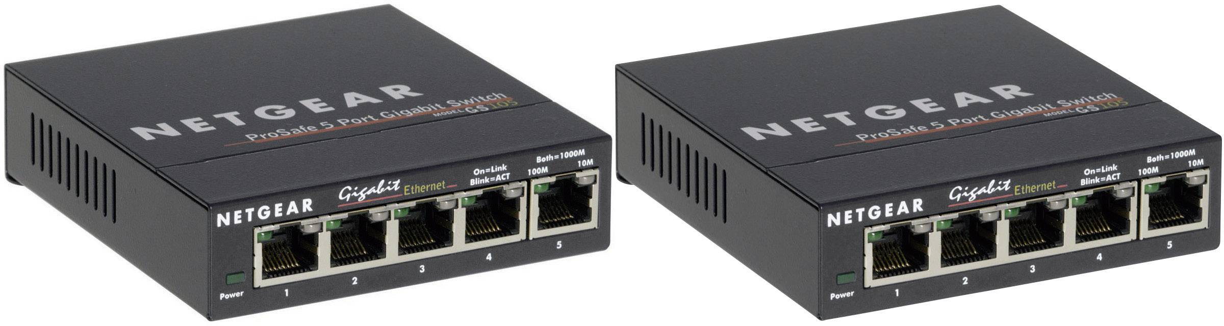 Deux commutateurs réseau noirs de marque 'Netgear', chacun doté de cinq ports Ethernet, sont placés côte à côte.