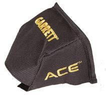Couverture noire avec inscription dorée 'Garrett' et 'ACE', probablement pour un détecteur de métaux, offrant protection et image de marque.