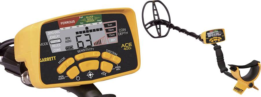 Un détecteur de métaux jaune et noir avec un écran affichant différents modes et paramètres, dont 'SENSIBILITÉ' et 'MODE'.