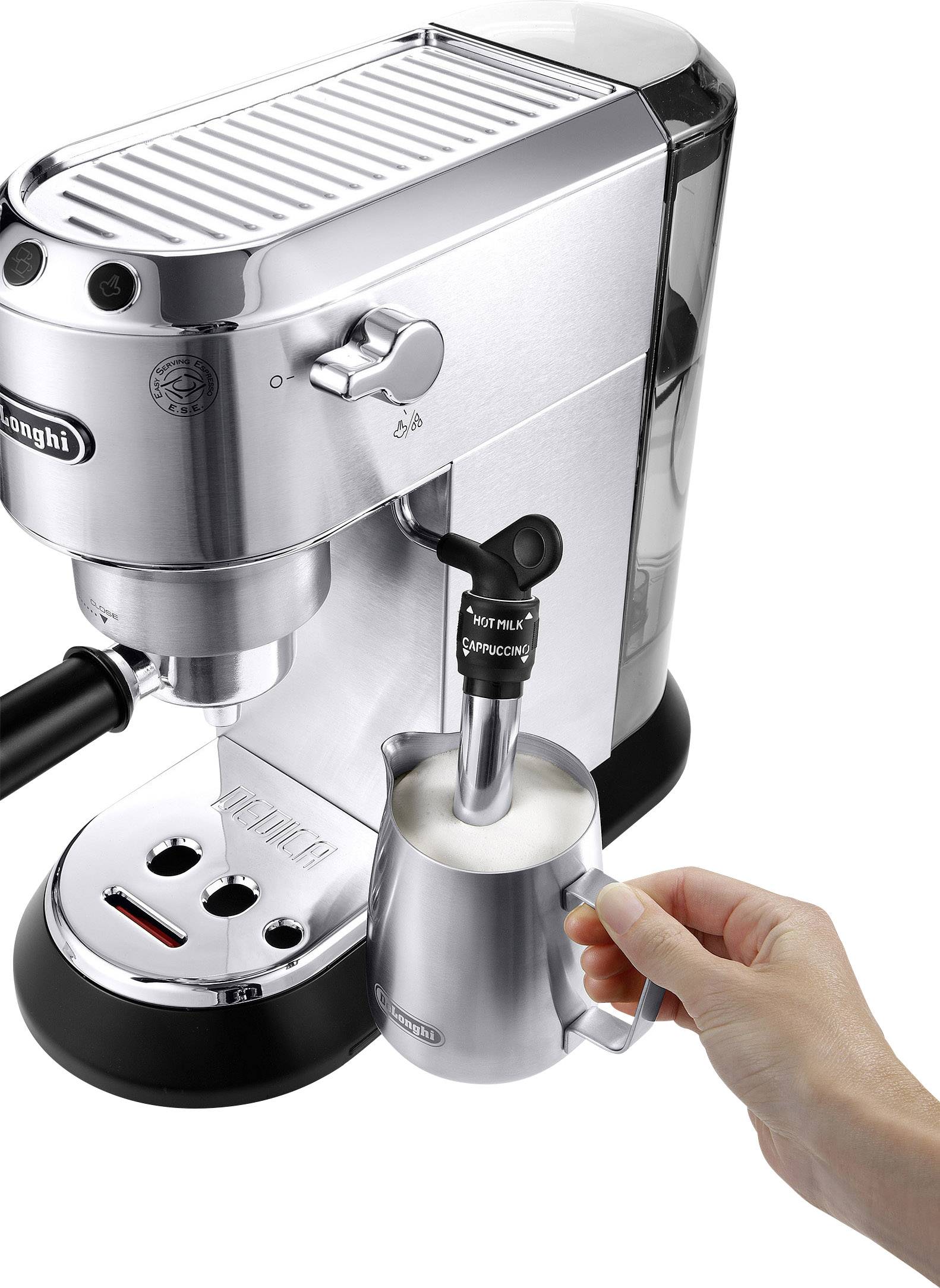 Une machine à espresso argentée avec une main qui manipule un pichet à mousse de lait. De la vapeur sort d'un jet latéral.