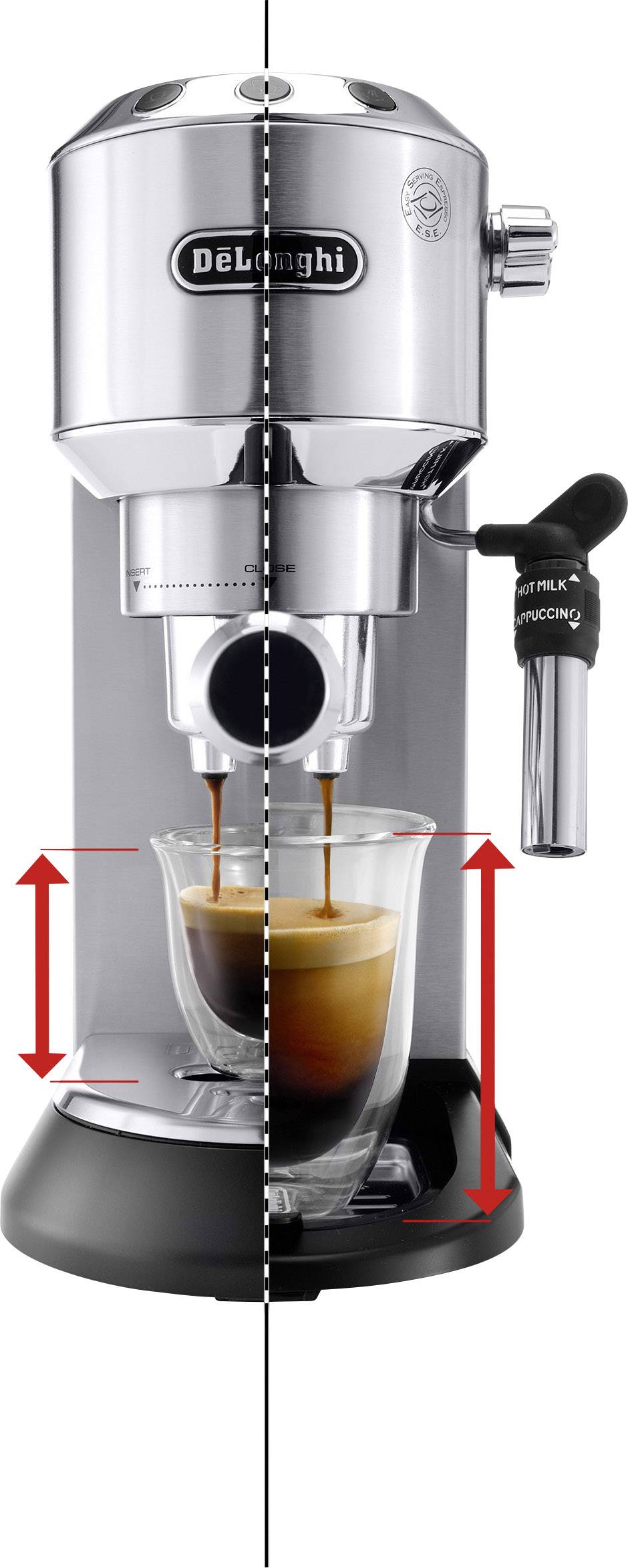 Machine à espresso en acier inoxydable avec chronomètre et double bec de distribution. Verre rempli d'espresso frais. Bras de vapeur sur le côté droit.